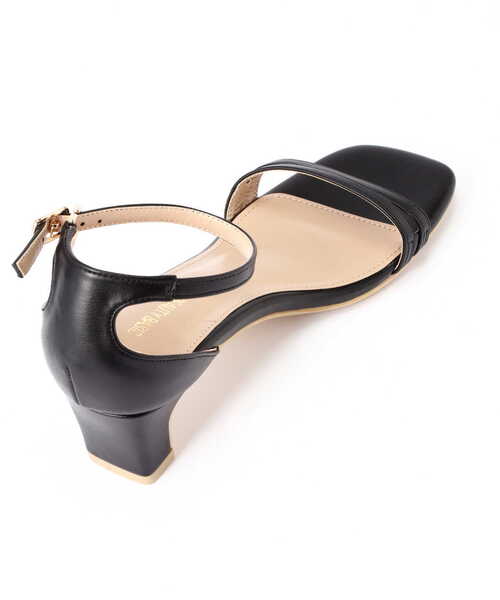 NATURAL BEAUTY BASIC（ナチュラルビューティーベーシック）の「【VERY掲載・美人百花掲載】ツインバーストラップサンダル（サンダル・レディース・ホワイト/ブラック・SMALL/MEDIUM/LARGE）」の6枚目の写真