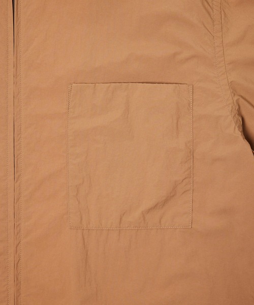 ADAM ET ROPE'(アダムエロペ)の「【小松マテーレ】ナイロン タスラン オーバー シャツ ブルゾン(MA-1・メンズ・スミクロ/ベージュ系その他/ターコイズブルー・L/M)」の4枚目の写真