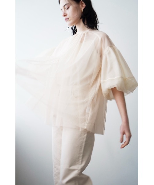 CLANE(クラネ)の「SHEER TULLE BALLOON SLEEVE TOPS(その他トップス・レディース・アイボリー/ブラック・1/2)」の20枚目の写真