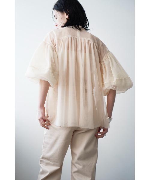 CLANE(クラネ)の「SHEER TULLE BALLOON SLEEVE TOPS(その他トップス・レディース・アイボリー/ブラック・1/2)」の21枚目の写真