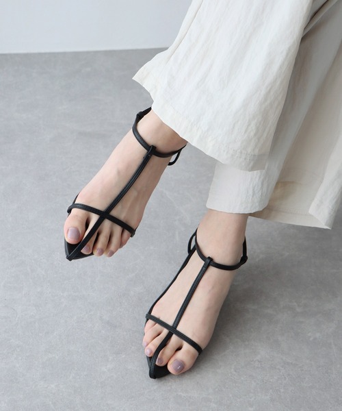 BLUEEAST（ブルーイースト）の「ポインテッドTストラップサンダル（サンダル・レディース・ホワイト/ブラック・MEDIUM/LARGE）」の2枚目の写真
