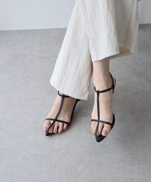 BLUEEAST（ブルーイースト）の「ポインテッドTストラップサンダル（サンダル・レディース・ホワイト/ブラック・MEDIUM/LARGE）」の9枚目の写真