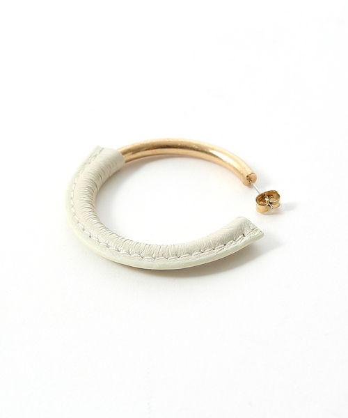 NOMINE（ノミネ）の「フェイクレザーフープピアス（ピアス（両耳用）・レディース・ブラウン/ホワイト・フリー）」の10枚目の写真