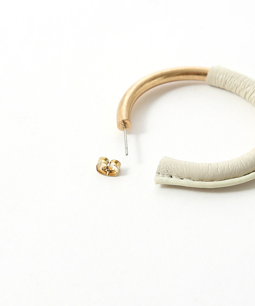 NOMINE（ノミネ）の「フェイクレザーフープピアス（ピアス（両耳用）・レディース・ブラウン/ホワイト・フリー）」の8枚目の写真