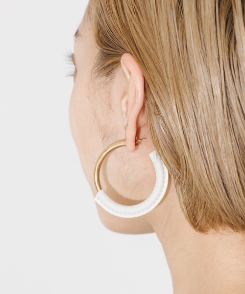 NOMINE（ノミネ）の「フェイクレザーフープピアス（ピアス（両耳用）・レディース・ブラウン/ホワイト・フリー）」の2枚目の写真