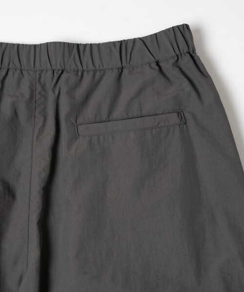 FREAK'S STORE(フリークスストア)の「限定展開 Relax Fit パイピングライン ナイロン トラックパンツ/セットアップ対応(その他パンツ・メンズ・ネイビー/ブラック/チャコールグレー/ベージュ・LARGE/MEDIUM/SMALL)」の14枚目の写真