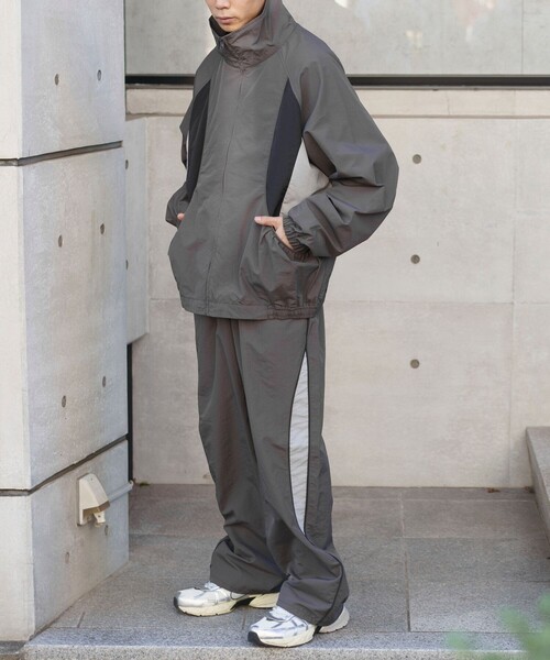 FREAK'S STORE(フリークスストア)の「限定展開 Relax Fit パイピングライン ナイロン トラックパンツ/セットアップ対応(その他パンツ・メンズ・ネイビー/ブラック/チャコールグレー/ベージュ・LARGE/MEDIUM/SMALL)」の15枚目の写真