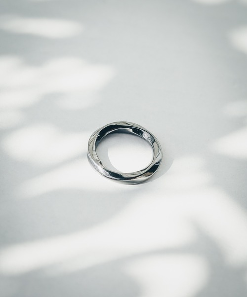 NO WAY(ノーウェイ)の「/CALM/BRASS Twist Ring(リング・レディース・ブラック/シルバー/ゴールド・11号/9号/13号/15号)」の2枚目の写真