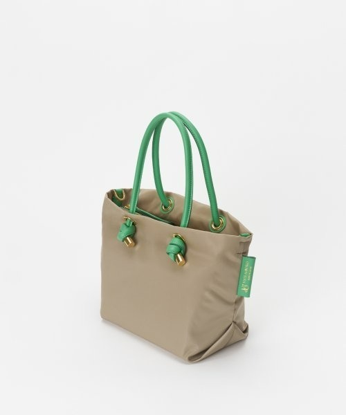 VIOLAd'ORO(ヴィオラドーロ)の「【VIOLAd'ORO (ヴィオラドーロ) 】 VIANCAナイロントートS(ショルダーバッグ・レディース・ライトブルー/ベージュ/グレイッシュベージュ/ブルー・2)」の5枚目の写真