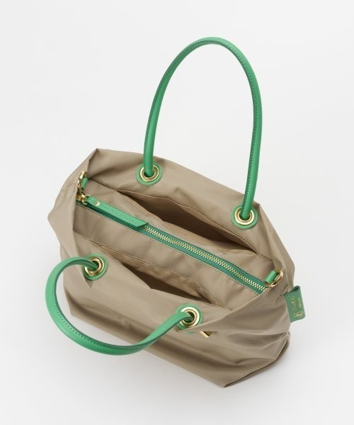 VIOLAd'ORO(ヴィオラドーロ)の「【VIOLAd'ORO (ヴィオラドーロ) 】 VIANCAナイロントートS(ショルダーバッグ・レディース・ライトブルー/ベージュ/グレイッシュベージュ/ブルー・2)」の8枚目の写真