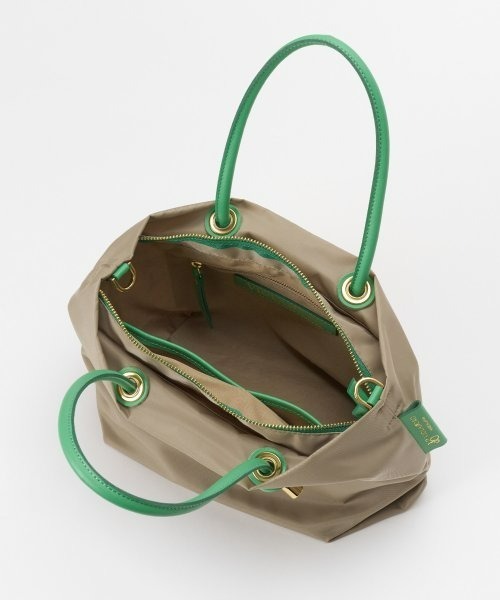 VIOLAd'ORO(ヴィオラドーロ)の「【VIOLAd'ORO (ヴィオラドーロ) 】 VIANCAナイロントートS(ショルダーバッグ・レディース・ライトブルー/ベージュ/グレイッシュベージュ/ブルー・2)」の9枚目の写真