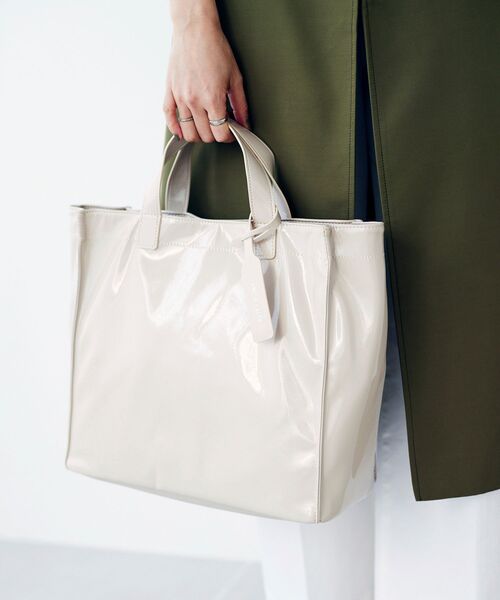 le.coeur blanc（ルクールブラン）の「エナメル風トートバッグ（トートバッグ・レディース・アイボリー/ベージュ・FREE）」の8枚目の写真