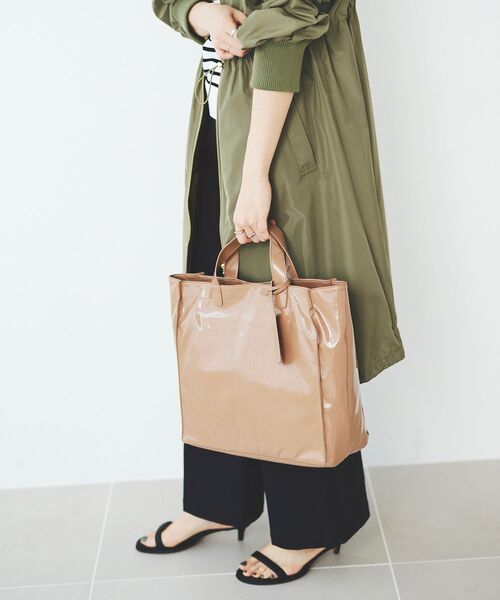 le.coeur blanc（ルクールブラン）の「エナメル風トートバッグ（トートバッグ・レディース・アイボリー/ベージュ・FREE）」の17枚目の写真