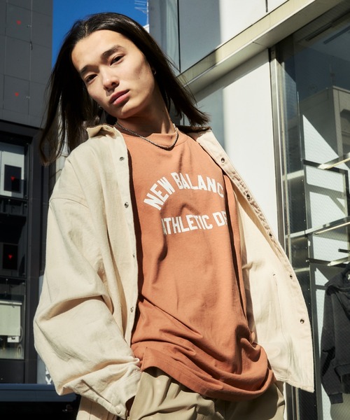 NEW BALANCE(ニューバランス)の「Sportswear Greatest Hits ショートスリーブTシャツ(Tシャツ/カットソー・メンズ・オフホワイト/ライトブラウン/ネイビー・SMALL/MEDIUM/LARGE/X-LARGE/XX-LARGE)」の3枚目の写真