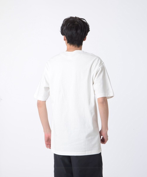 NEW BALANCE(ニューバランス)の「Sportswear Greatest Hits ショートスリーブTシャツ(Tシャツ/カットソー・メンズ・オフホワイト/ライトブラウン/ネイビー・SMALL/MEDIUM/LARGE/X-LARGE/XX-LARGE)」の10枚目の写真