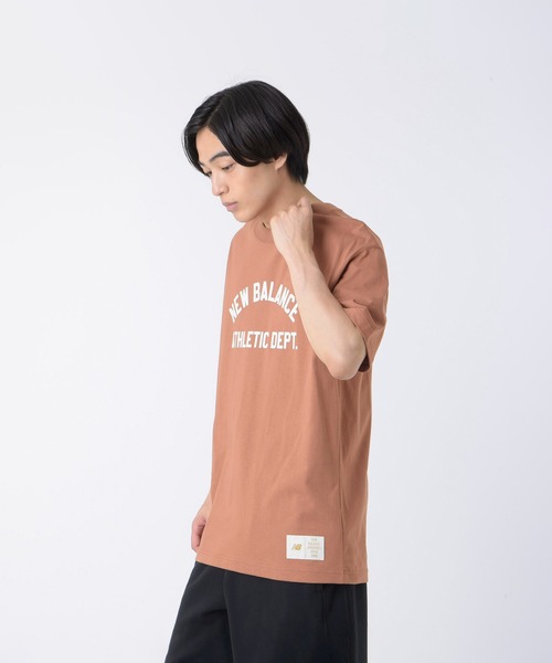 NEW BALANCE(ニューバランス)の「Sportswear Greatest Hits ショートスリーブTシャツ(Tシャツ/カットソー・メンズ・オフホワイト/ライトブラウン/ネイビー・SMALL/MEDIUM/LARGE/X-LARGE/XX-LARGE)」の15枚目の写真