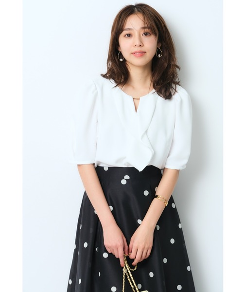ジャスグリッティー　パール付きラッフルブラウス JUSGLITTY（ジャスグリッティー）の「パール付きラッフルブラウス