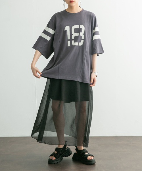KBF(ケイビーエフ)の「ルーズナンバリングTEE(Tシャツ/カットソー・レディース・チャコールグレー/アイボリー/ボルドー・ONE)」の3枚目の写真
