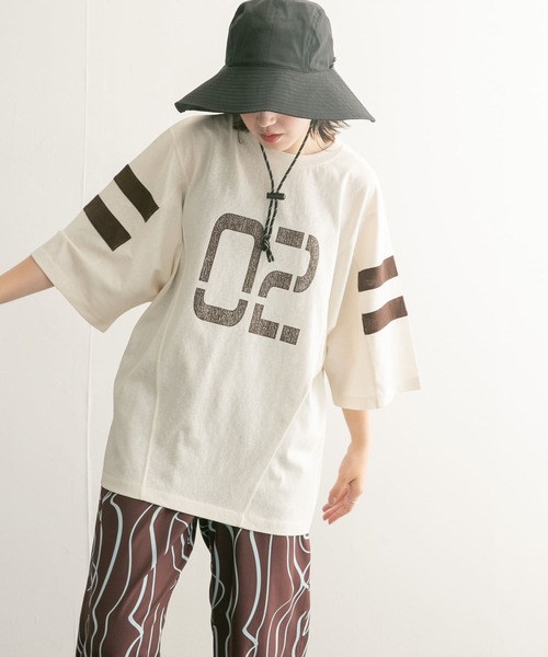 KBF(ケイビーエフ)の「ルーズナンバリングTEE(Tシャツ/カットソー・レディース・チャコールグレー/アイボリー/ボルドー・ONE)」の2枚目の写真