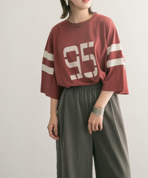 KBF(ケイビーエフ)の「ルーズナンバリングTEE(Tシャツ/カットソー・レディース・チャコールグレー/アイボリー/ボルドー・ONE)」の1枚目の写真