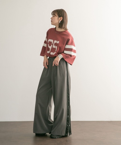 KBF(ケイビーエフ)の「ルーズナンバリングTEE(Tシャツ/カットソー・レディース・チャコールグレー/アイボリー/ボルドー・ONE)」の14枚目の写真