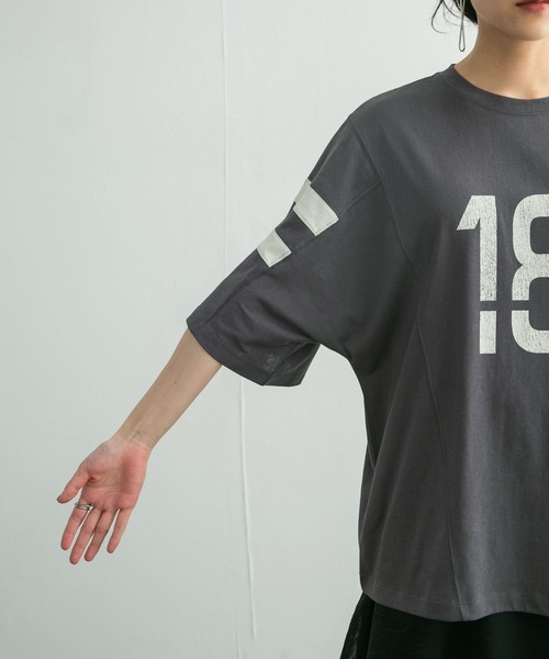 KBF(ケイビーエフ)の「ルーズナンバリングTEE(Tシャツ/カットソー・レディース・チャコールグレー/アイボリー/ボルドー・ONE)」の4枚目の写真