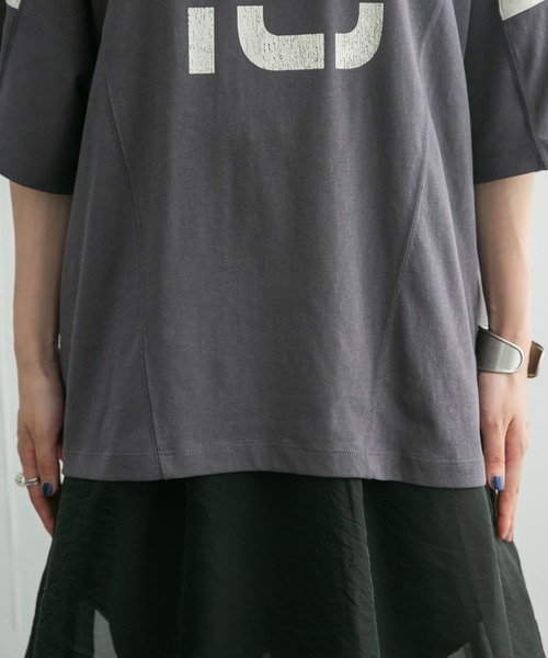 KBF(ケイビーエフ)の「ルーズナンバリングTEE(Tシャツ/カットソー・レディース・チャコールグレー/アイボリー/ボルドー・ONE)」の6枚目の写真