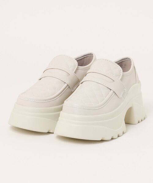 YOSUKE（ヨースケ）の「「YOSUKE/ヨースケ」厚底コインローファー（ドレスシューズ・レディース・ブラック/アイボリー/クリアブラック/ブラック×ホワイト/ホワイト系その他2/ブラック系その他・36/35/37/39/38）」の2枚目の写真