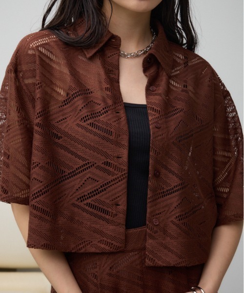 AZUL by moussy(アズールバイマウジー)の「ハーフスリーブクロップドレースシャツ(シャツ/ブラウス・レディース・ダークブラウン/ブラック/アイボリー・FREE)」の3枚目の写真