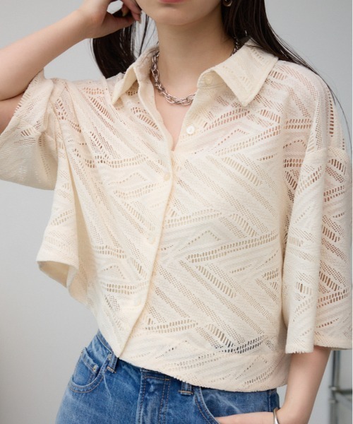 AZUL by moussy(アズールバイマウジー)の「ハーフスリーブクロップドレースシャツ(シャツ/ブラウス・レディース・ダークブラウン/ブラック/アイボリー・FREE)」の2枚目の写真