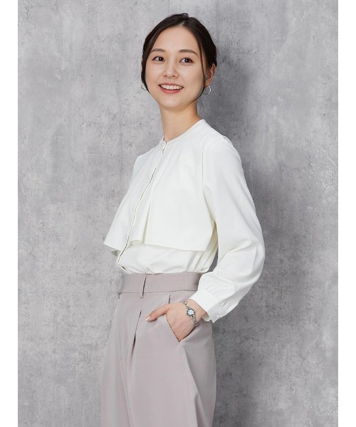 Perfect Suit FActory（パーフェクトスーツファクトリー）の「【UVカット/防しわ】パウダーストレッチ　ケープブラウス　オフホワイト/ベージュ（シャツ/ブラウス・レディース・ベージュ/オフホワイト・S/L/M）」の4枚目の写真