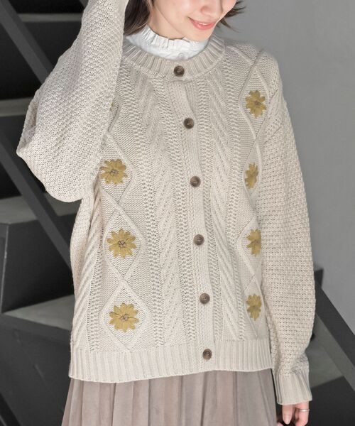フラワー刺繍クルーネックケーブルニットカーデ（カーディガン/ボレロ