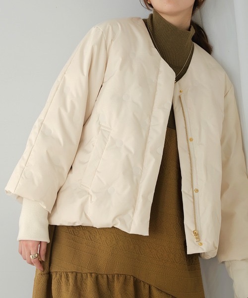 Bou Jeloud(ブージュルード)の「サークルヒートボンディングノーカラーコート(ダウンジャケット/コート・レディース・ブラック/オフホワイト/ブルー・38/40)」の1枚目の写真