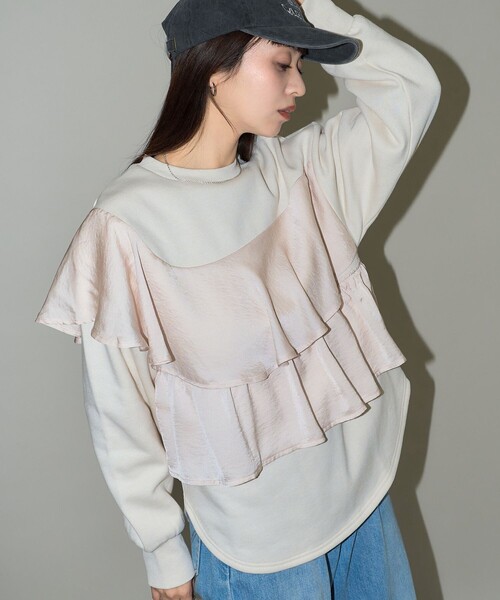 PUBLUX(パブリュクス)の「PUBLUX/パブリュクス サテン アシメ フリル ドッキング スウェット 限定展開(スウェット・レディース・スミクロ/オフホワイト/ブラック・フリ-)」の2枚目の写真