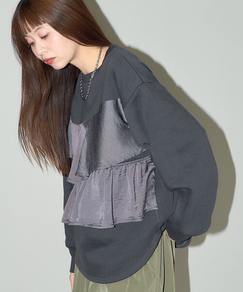 PUBLUX(パブリュクス)の「PUBLUX/パブリュクス サテン アシメ フリル ドッキング スウェット 限定展開(スウェット・レディース・スミクロ/オフホワイト/ブラック・フリ-)」の3枚目の写真