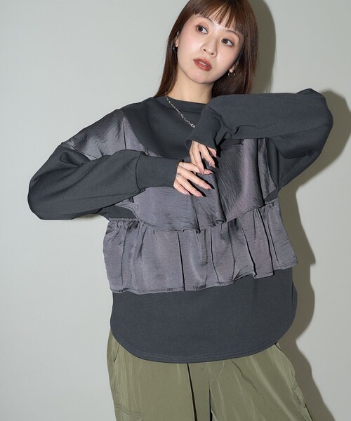 PUBLUX(パブリュクス)の「PUBLUX/パブリュクス サテン アシメ フリル ドッキング スウェット 限定展開(スウェット・レディース・スミクロ/オフホワイト/ブラック・フリ-)」の4枚目の写真