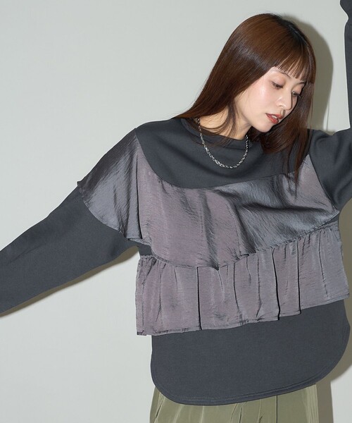 PUBLUX(パブリュクス)の「PUBLUX/パブリュクス サテン アシメ フリル ドッキング スウェット 限定展開(スウェット・レディース・スミクロ/オフホワイト/ブラック・フリ-)」の5枚目の写真