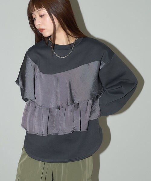 PUBLUX(パブリュクス)の「PUBLUX/パブリュクス サテン アシメ フリル ドッキング スウェット 限定展開(スウェット・レディース・スミクロ/オフホワイト/ブラック・フリ-)」の6枚目の写真