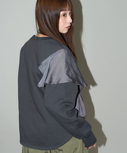 PUBLUX(パブリュクス)の「PUBLUX/パブリュクス サテン アシメ フリル ドッキング スウェット 限定展開(スウェット・レディース・スミクロ/オフホワイト/ブラック・フリ-)」の7枚目の写真