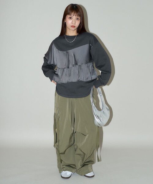 PUBLUX(パブリュクス)の「PUBLUX/パブリュクス サテン アシメ フリル ドッキング スウェット 限定展開(スウェット・レディース・スミクロ/オフホワイト/ブラック・フリ-)」の8枚目の写真