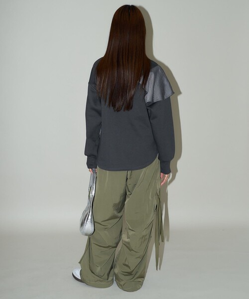 PUBLUX(パブリュクス)の「PUBLUX/パブリュクス サテン アシメ フリル ドッキング スウェット 限定展開(スウェット・レディース・スミクロ/オフホワイト/ブラック・フリ-)」の11枚目の写真