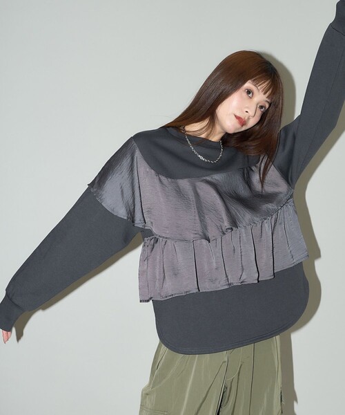 PUBLUX(パブリュクス)の「PUBLUX/パブリュクス サテン アシメ フリル ドッキング スウェット 限定展開(スウェット・レディース・スミクロ/オフホワイト/ブラック・フリ-)」の12枚目の写真