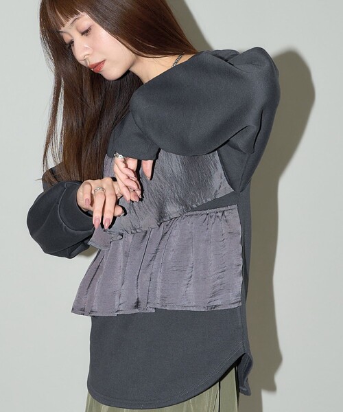 PUBLUX(パブリュクス)の「PUBLUX/パブリュクス サテン アシメ フリル ドッキング スウェット 限定展開(スウェット・レディース・スミクロ/オフホワイト/ブラック・フリ-)」の13枚目の写真