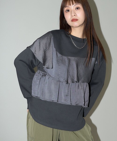 PUBLUX(パブリュクス)の「PUBLUX/パブリュクス サテン アシメ フリル ドッキング スウェット 限定展開(スウェット・レディース・スミクロ/オフホワイト/ブラック・フリ-)」の14枚目の写真