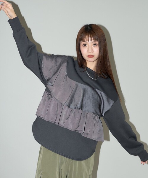 PUBLUX(パブリュクス)の「PUBLUX/パブリュクス サテン アシメ フリル ドッキング スウェット 限定展開(スウェット・レディース・スミクロ/オフホワイト/ブラック・フリ-)」の16枚目の写真