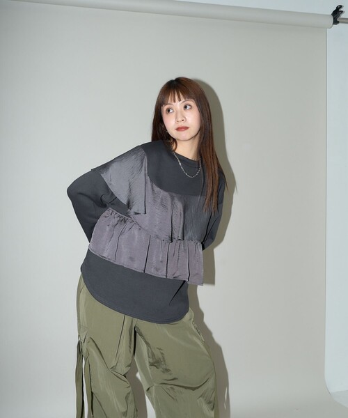 PUBLUX(パブリュクス)の「PUBLUX/パブリュクス サテン アシメ フリル ドッキング スウェット 限定展開(スウェット・レディース・スミクロ/オフホワイト/ブラック・フリ-)」の18枚目の写真