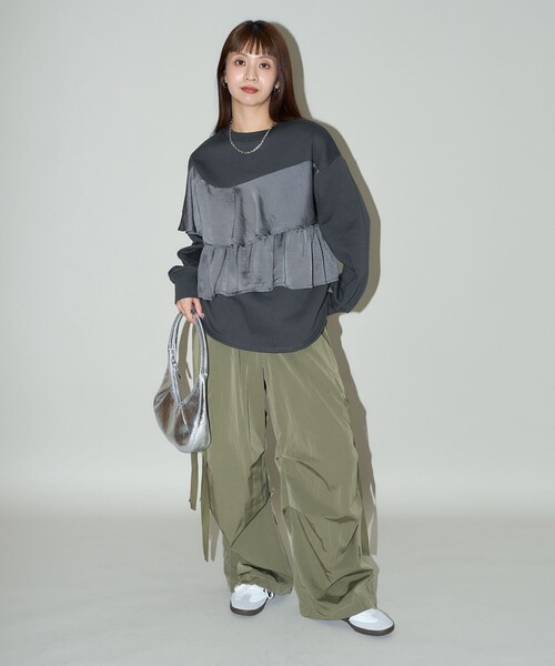 PUBLUX(パブリュクス)の「PUBLUX/パブリュクス サテン アシメ フリル ドッキング スウェット 限定展開(スウェット・レディース・スミクロ/オフホワイト/ブラック・フリ-)」の19枚目の写真