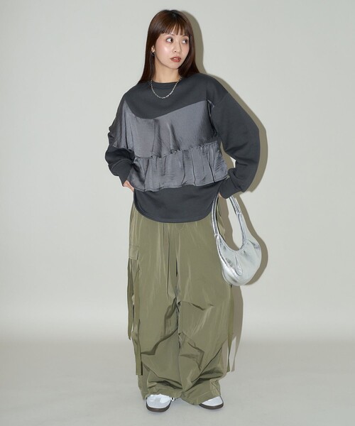 PUBLUX(パブリュクス)の「PUBLUX/パブリュクス サテン アシメ フリル ドッキング スウェット 限定展開(スウェット・レディース・スミクロ/オフホワイト/ブラック・フリ-)」の20枚目の写真