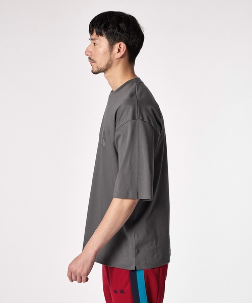 LANVIN en Bleu(ランバンオンブルー)の「【LANVIN en Bleu ESSENTIAL】CHOISEUL / ”アルベール” プリントTシャツ(Tシャツ/カットソー・メンズ・チャコールグレー・XX-LARGE/X-LARGE/LARGE/SMALL)」の7枚目の写真