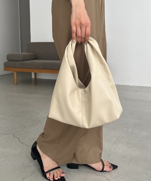 CAPRICIEUX LE'MAGE（カプリシューレマージュ）の「【見た目以上の収納力！デイリー使いに◎】ツイストバッグ（ショルダーバッグ・レディース・ブラック/ホワイト系その他/キャメル・FREE）」の5枚目の写真